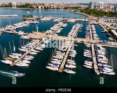 Istanbul, Türkei - 23. Mai 2015: Antenne Drone Ansicht von kalamis Fenerbahce Marina in Istanbul. Stadtbild Stockfoto