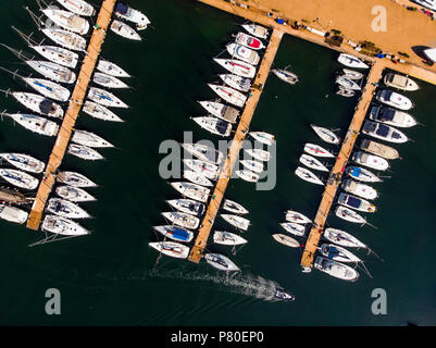 Antenne Drone Blick auf die Marina mit Segel- und Motorboote angedockt in Pier. Luxus Leben in der Stadt Stockfoto