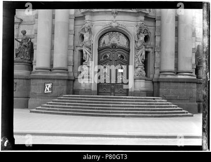 Deutsch: Beschreibung Düren De ingang van het Leopold Hösch Museum in Düren, Deutschland. Documenttype foto Vervaardiger Guermonprez gewesen, Paul Collectie Collectie Paul Guermonprez gewesen Datering 1934 t/m 1937 Inventarissen Http://archief.amsterdam/archief/10016 Afbeeldingsbestand 010016000369 erzeugt mit Dememorixer. 1934 t/m 1937 306 Paul Guermonprez gewesen, Afb 010016000369 Stockfoto