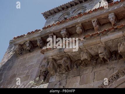 Exterieur - CANECILLOS CON MOTIVOS ESCULTORICOS DE LA PORTADA MERIDIONAL-S XII. Lage: COLEGIATA DE SAN PEDRO, CERVATOS, SPANIEN. Stockfoto