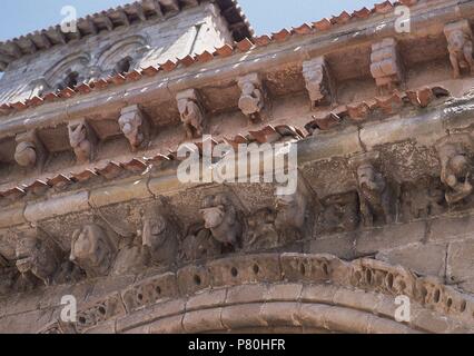 Exterieur - CANECILLOS CON MOTIVOS ESCULTORICOS DE LA PORTADA MERIDIONAL-S XII. Lage: COLEGIATA DE SAN PEDRO, CERVATOS, SPANIEN. Stockfoto