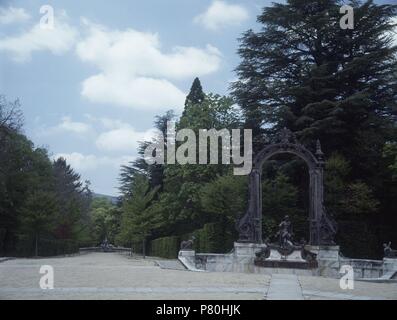 JARDIN - PLAZA OCHO CALLES FUENTE DE HERCULES. Lage: PALACIO REAL - JARDINES, La Granja, Segovia, Spanien. Stockfoto