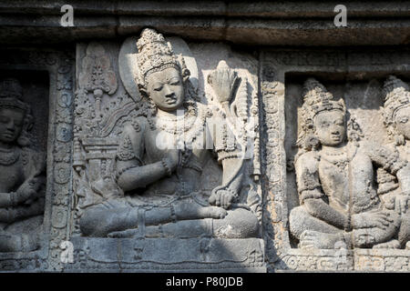 Jogjakarta, Indonesien - 23. Juni 2018: Carven auf der Außenseite der wichtigsten Tempel in der hinduistische Tempelanlage von Prambanan, in der Nähe von Jogyakarta Stockfoto