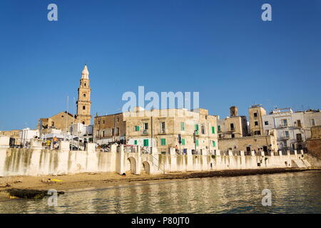 Sonnenaufgang am Strand Porta Vecchia in der Nähe der Kathedrale in Monopoli, Italien Stockfoto