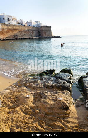 Sonnenaufgang am Strand Porta Vecchia in der Nähe der Kathedrale in Monopoli, Italien Stockfoto