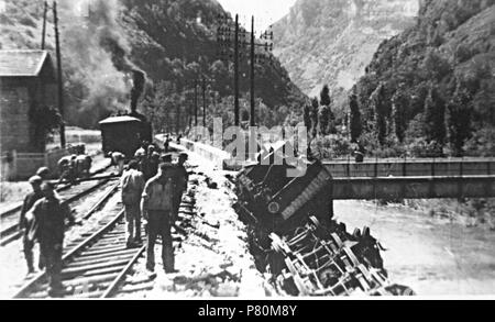 Français: Un-Zug couché dans l'Albarine au Pont de Reculafol (Saint-Rambert-en-Bugey), résultat d'un Sabotage effectué par la Résistance le 9 juin 1944. Cette Foto a été Prise par un Officier allemand Le 6 juillet 1944, quelques Minuten avant une Attaque du Maquis au Cours de cet Officier trouvera laquelle la mort. Sohn appareil Photo sera récupéré par les Maquisards et la pellicule développée. Auf remarque au zweiten Plan la présence d'un Train qui était véritable Véhicule La Cible du Sabotage initial. Vom 6. Juli 1944 327 Reculafol-6-Juli-1944 Stockfoto