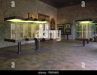 VISTA DE UNA DE LAS SALAS CON VITRINAS. Lage: CATEDRAL - Museo Diocesano, Alicante, Spanien. Stockfoto