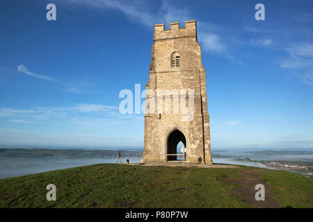 Glastonbury Tor. Ruine der Turm der mittelalterlichen Kirche St. Michael auf dem 525 Meter hohen Gipfel mit misty Somerset Landschaft. Stockfoto