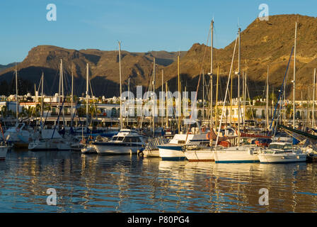 Yachten im Hafen von Puerto de Mogan Stockfoto