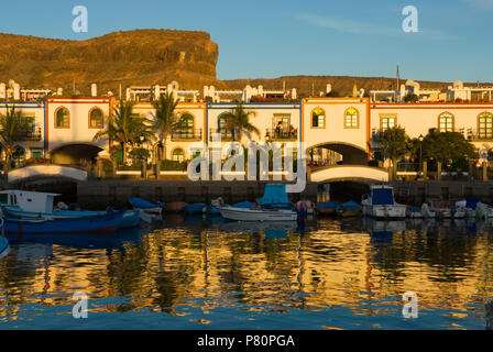 Blick auf die weiß getünchten Ferienwohnungen an der Strandpromenade in Puerto de Mogan Stockfoto