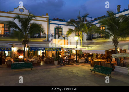 Spanien - Kanarische Inseln - Gran Canaria - Puerto de Mogan - Restaurants in Abend Stockfoto