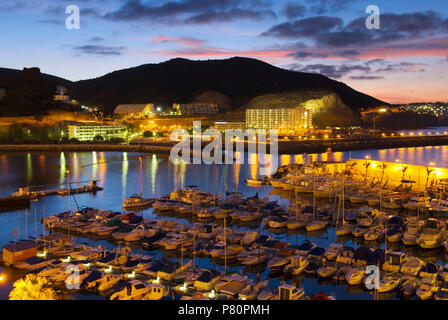 Blick über die Marina von Puerto Rico auf Gran Canaria in der Morgendämmerung Stockfoto