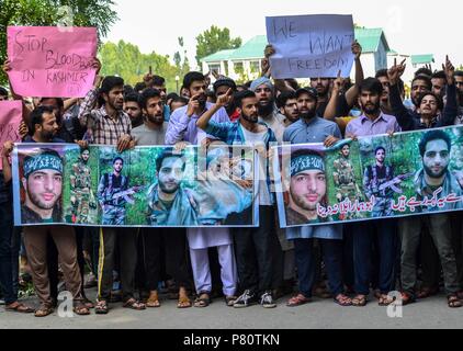 Kaschmir Studenten shout pro-freiheit Slogans während einer Kundgebung am Vorabend des Zweiten Tod Jahrestag der Rebel commander Burhan Nassim Wani in Srinagar. Burhan und seine Mitarbeiter waren an diesem Tag im Jahr 2016 Auslösen einer massiven anti-Indien Aufstand in Kaschmir getötet. Während des Aufstandes mehr als 90 Menschen wurden getötet, rund 15.000 wurden verletzt, unter ihnen 950 Augenverletzungen mit pellet Gewehre empfangen. Stockfoto