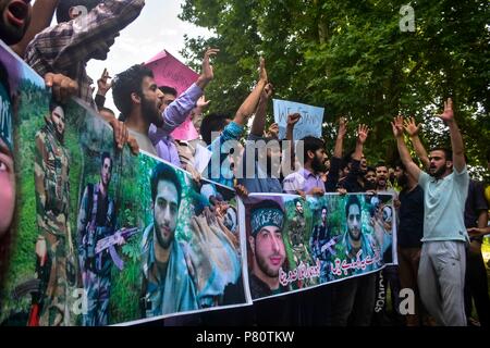 Kaschmir Studenten shout pro-freiheit Slogans während einer Kundgebung am Vorabend des Zweiten Tod Jahrestag der Rebel commander Burhan Nassim Wani in Srinagar. Burhan und seine Mitarbeiter waren an diesem Tag im Jahr 2016 Auslösen einer massiven anti-Indien Aufstand in Kaschmir getötet. Während des Aufstandes mehr als 90 Menschen wurden getötet, rund 15.000 wurden verletzt, unter ihnen 950 Augenverletzungen mit pellet Gewehre empfangen. Stockfoto