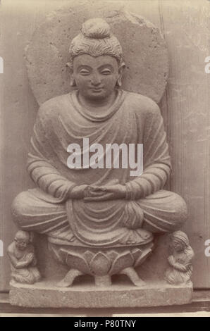 Englisch: Statue des Buddha auf einem Lotus Thron Swat-tal Foto eine Statue von Budda saß auf einem Lotus Thron von Alexander. E Caddy im Jahre 1896 übernommen. Die alten Königreiche der Udyana (Swat) und Gandhara (Peshawar), das von der Kushan aus dem ersten Jahrhundert regierten AD, entsprach ziemlich eng mit dem nördlichen Teil der North West Frontier Province. Die Skulptur der Bereich, so genannte gandharan, wurde von der griechisch-römischen Elementen beeinflusst und dieser Einfluss kann in der drapierte Kleidung die Figur trägt gesehen werden, und in die naturalistische Modellierung des Körpers. 1895 Surgeon-Major L.A. Waddell w Stockfoto