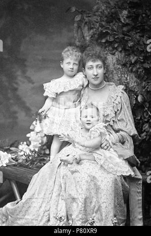 . Ihre KÖNIGLICHE HOHEIT DIE GROSSHERZOGIN von Fife, Prinzessin Louise von Wales mit ihren Kindern, Frau Alexandra Victoria und Lady Maud Duff. English: Porträt Louises, Herzogin von Fife, mit Human Nummern-oper Töchtern Alexandra und Maud. ca. 1894 321 Prinzessin Louise mit Töchtern - Alice Hughes C. 1894 Stockfoto