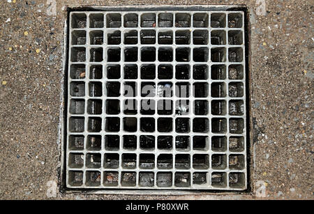 Kanalisation Gitter auf der Straße in der Stadt Stockfoto