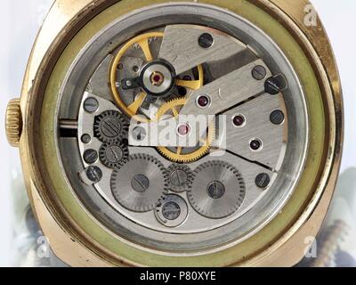 Defekte schmutzigen Gängen aus alten mechanische Armbanduhren aus dem zwanzigsten Jahrhundert. Studio Makroaufnahme Stockfoto