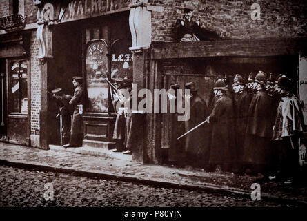 Polizei und Truppen bei der Belagerung von Sidney Street von Januar 1911, eine Schießerei im East End von London zwischen einem kombinierten Polizei und Armee Kraft und zwei Lettischen Revolutionäre. Die Belagerung war der Höhepunkt einer Reihe von Veranstaltungen, die im Dezember 1910 begann, mit einem versuchten Raub in Schmuck Houndsditch in der City von London von einer Bande von lettischen Einwanderer, die in der Ermordung von drei Polizisten geführt, die verwundet wurden zwei andere, und den Tod von George Gardstein, der Führer der Lettischen Bande. Winston Churchill Home Secretary anwesend war. Stockfoto