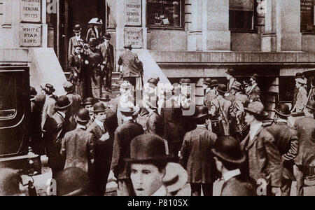 Nach dem Untergang der "Titanic" im April 1912, Verwandten versammeln sich die Büros der White Star Reederei Büros an 30 James Street in Lindon, England. Stockfoto