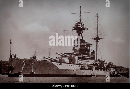 HMS Queen Elizabeth war der Leitung Schiff ihrer Klasse von dreadnought Schlachtschiffe der Royal Navy in den frühen 1910er Jahren gebaut, und oft verwendet als Flaggschiff. Sie und die anderen Super-dreadnought Schlachtschiffe die ersten ihrer Art durch Öl statt Kohle betrieben werden Waren, die Queen Elizabeth diente im Ersten Weltkrieg als Teil der Grand Fleet, und es war an Bord, dass die Kapitulation der deutschen Flotte wurde im November 1918 angeordnet. Stockfoto