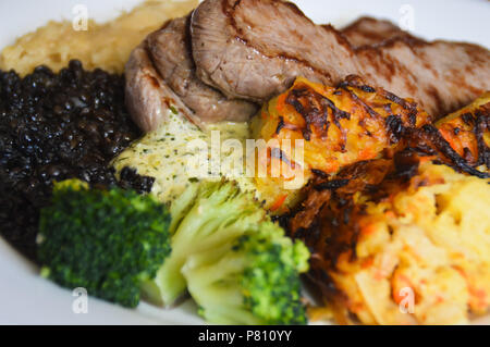 Einfache deutsche Gericht zum Mittagessen aus Schweinefleisch steak Slices, Sauerkraut, schorles und Beluga Salat mit Linsen Stockfoto