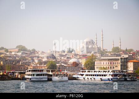 Istanbul, Türkei - 18 September, 2017: Blick auf den alten Teil von Istanbul durch das Goldene Horn fotografiert, mit der berühmten Süleymaniye Camii (Moschee Stockfoto