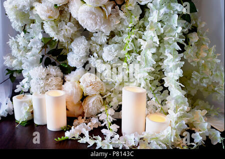 Blumengirlande von Pine-förmige Rosen hängt von der Tabelle. Hochzeit Dekoration, Floristik Stockfoto