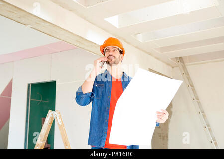 Porträt der jungen Handwerker Hand blueprint und Anruf beim Stehen an der Baustelle. Stockfoto