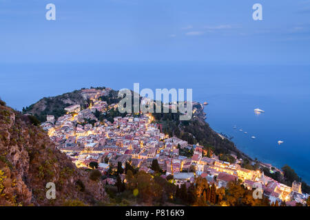 Taormina Dorf in Sicilly bei Nacht Stockfoto