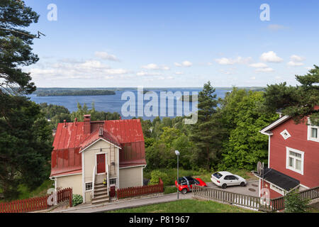 Malerischer Blick auf zwei alte Holzhäuser am Pispala Bezirk und See Pyhäjärvi von oben in Tampere, Finnland, an einem sonnigen Tag im Sommer. Kopieren Sie Platz. Stockfoto