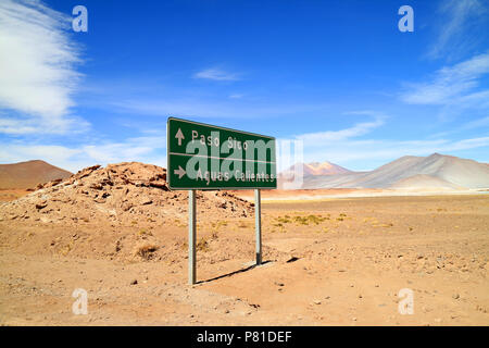 Wegweiser an der Wüste Straße Seite in der Nähe des Salar de Aguas Calientes Salinen und Sico Pass (Paso Sico), Northern Chile Stockfoto