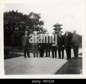 Von links: Niels Bohr, Albert Einstein, ein belgischer Physiker,, Paul Langevin, Peter Debye, Abr. Th. Joffee, Wolfgang Pauli 148 ETH-BIB-Einstein, Albert (1879-1955) in Belgien-Portrait-Portr10391-A Stockfoto