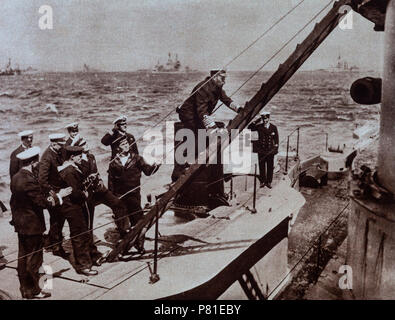 Während der Jahre 1917-1918, die Royal Navy war vor allem in der Anti-U-Boot. King George V ist hier gesehen zu Besuch bei einem britischen U-Boot Stockfoto