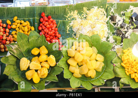 Zusammenstellungen von traditionellen thailändischen süßen Desserts, die häufig bei religiösen Veranstaltungen wie Songkran serviert werden Stockfoto