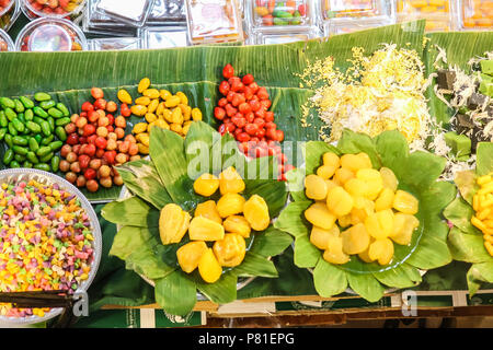 Zusammenstellungen von traditionellen thailändischen süßen Desserts, die häufig bei religiösen Veranstaltungen wie Songkran serviert werden Stockfoto