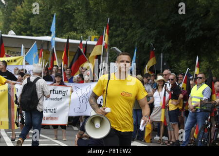 Kandel, Deutschland. 07 Juli, 2018. Marco Kurz, der Organisator des rechten Protestmärsche in der Demonstration. Rund 200 Menschen von Rechten Organisationen protestierten für das 10. mal in der Stadt Kandel in der Pfalz gegen Flüchtlinge, Ausländer und der deutschen Regierung. Sie forderten mehr Sicherheit von Deutschen und Frauen aus der angeblichen Zunahme der Gewalt durch Flüchtlinge. An die Stelle der Protest wurde gewählt, weil der 2017 Kandel erstechen Angriff, bei dem ein 15 Jahre altes Mädchen von einem Asylbewerber getötet wurde. Sie wurden von rund 200 anti-faschistischen counter-Demonstranten von verschiedenen belästigt Stockfoto