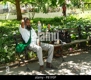 New York, Vereinigte Staaten. 07 Juli, 2018. New Yorker genießen Sie angenehme Sommer Wochenende am Washington Square Park Credit: Lev Radin/Pacific Press/Alamy leben Nachrichten Stockfoto