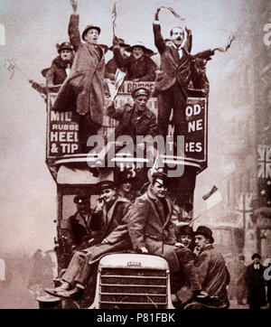 Szenen von jubliation und Freude in Großbritannien nach der Unterzeichnung des Waffenstillstandes am 11. November 1918. Diejenigen, die nicht so auf Busse, Autos und Straßenbahnen kletterte in den Feiern zu verbinden. Stockfoto