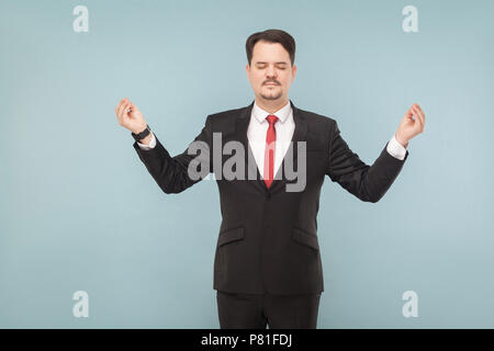 Geschäftsmann geschlossenen Augen, stehend und Yoga pose zu beruhigen und Stop zu hassen, der Chef, die Sie benötigen, um Yoga zu tun. auf hellblauem Hintergrund isoliert. ha Stockfoto