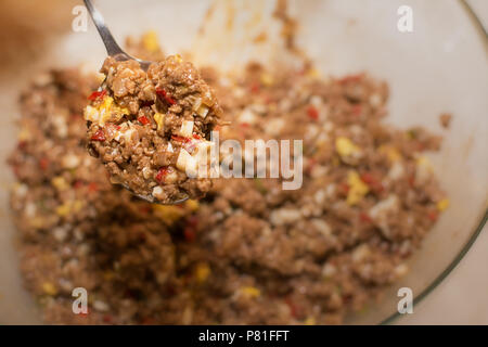 Zubereitung von Hackfleisch füllen die Empanadas Stockfoto