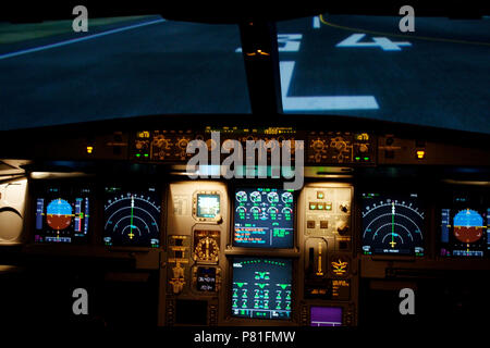 Licht aus einem Flugzeug in der Dunkelheit. Stockfoto