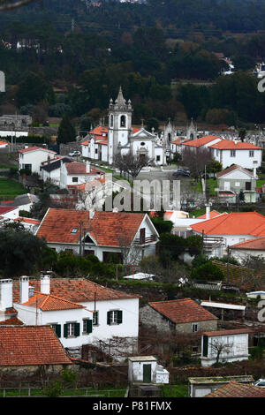 Blick über ortsrand und Igreja Matriz Pfarrkirche, Vila Praia de Ancora, Provinz Minho, Nordportugal Stockfoto