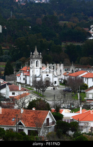 Blick über ortsrand und Igreja Matriz Pfarrkirche, Vila Praia de Ancora, Provinz Minho, Nordportugal Stockfoto