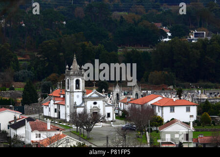 Blick über ortsrand und Igreja Matriz Pfarrkirche, Vila Praia de Ancora, Provinz Minho, Nordportugal Stockfoto