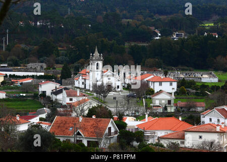 Blick über ortsrand und Igreja Matriz Pfarrkirche, Vila Praia de Ancora, Provinz Minho, Nordportugal Stockfoto