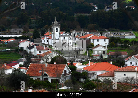 Blick über ortsrand und Igreja Matriz Pfarrkirche, Vila Praia de Ancora, Provinz Minho, Nordportugal Stockfoto