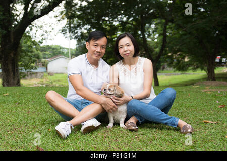 Asiatische schöne Paar mit Shih Tzu Hund Stockfoto