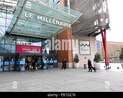 Vor dem Eingang zum Le Millénaire Mall, dem wirtschaftlichen Zentrum im Pariser Vorort Aubervilliers, Frankreich. Stockfoto