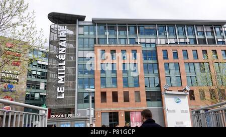 Vor dem Eingang zum Le Millénaire Mall, dem wirtschaftlichen Zentrum im Pariser Vorort Aubervilliers, Frankreich. Stockfoto